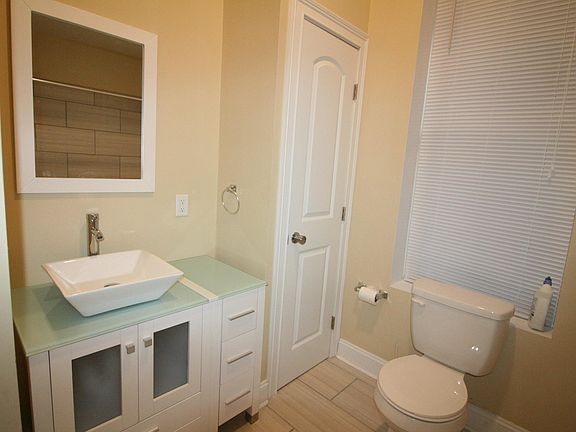 3rd image of 844 Lincoln Ave #1