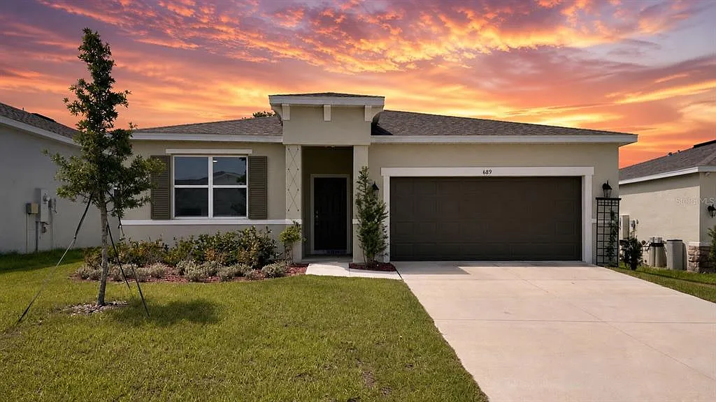4 bed, 2.0 bath, 1816 sqft, $2,050 — Photo 1