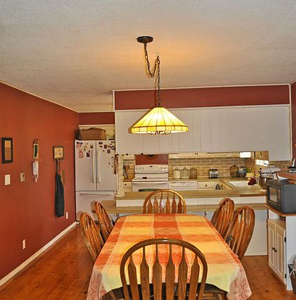 The kitchen has a breakfast bar too
