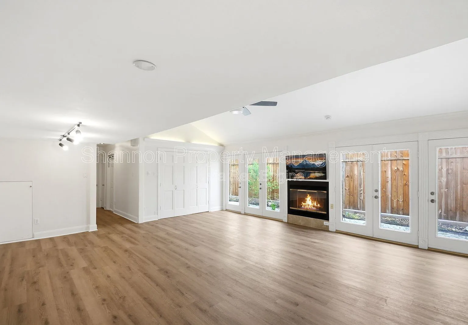 3 bed, 2.0 bath, 1920 sqft, $3,100 — Photo 2