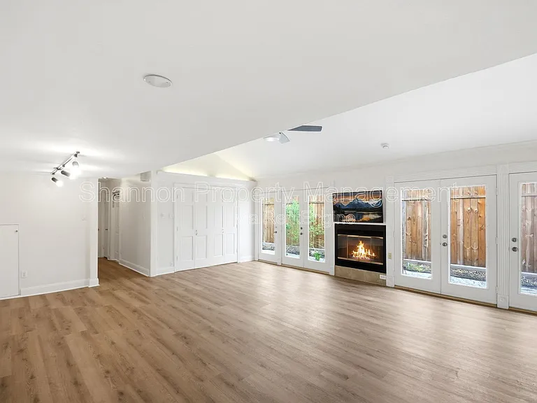 2501 Driscoll St — Photo 2