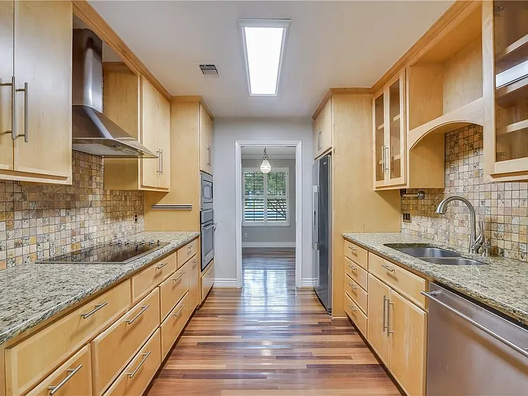 2501 Hancock Dr — Photo 17