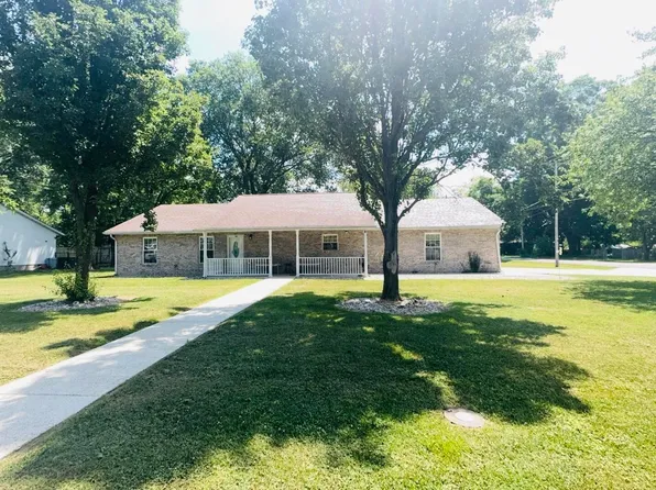 902 N Buchanan St, Benton, IL 62812