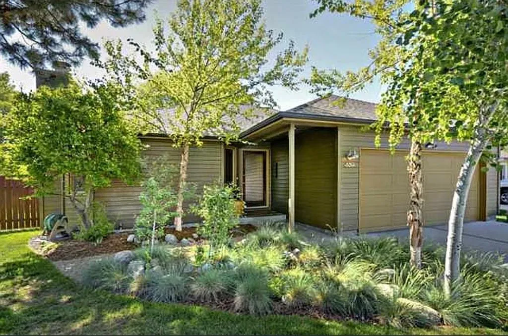 889 E Pennsylvania Dr — Photo 1