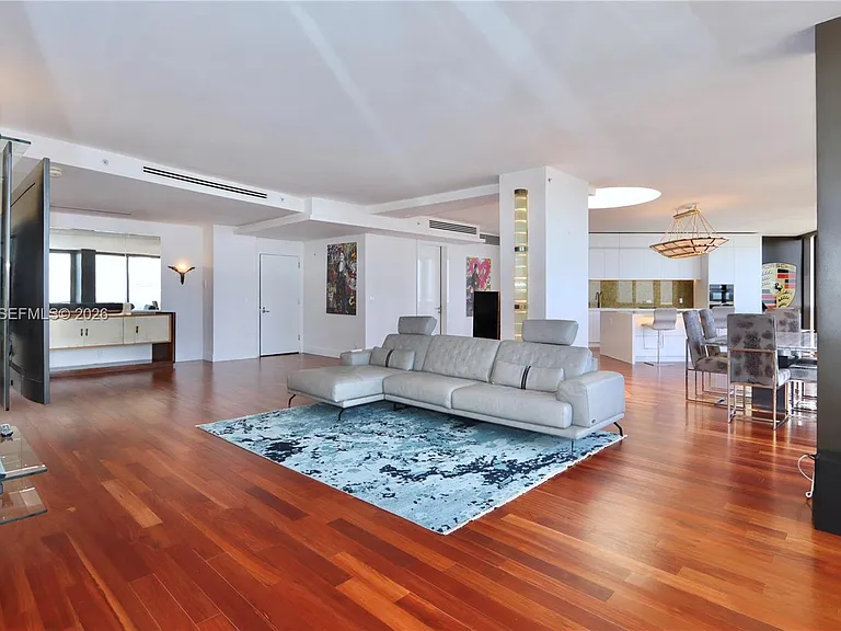 1000 Island Blvd #Penthouse 2 — Photo 3