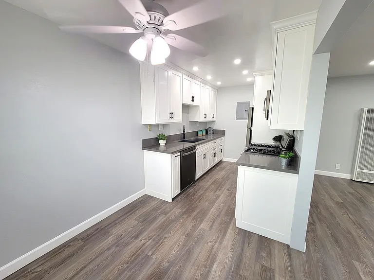 Marquis Apartments — Photo 12