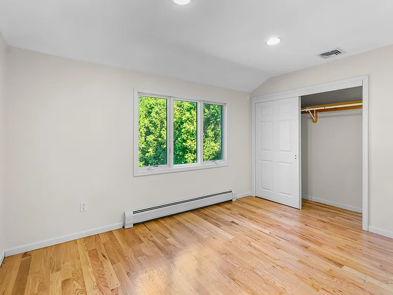 185 Martin Ave — Photo 8