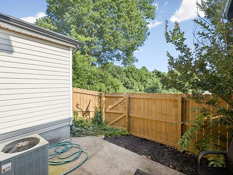 340 Stewarts Landing Cir — Photo 18