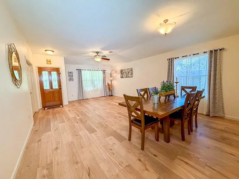 4 bed, 2.0 bath, 2363 sqft, $2,499 — Photo 2