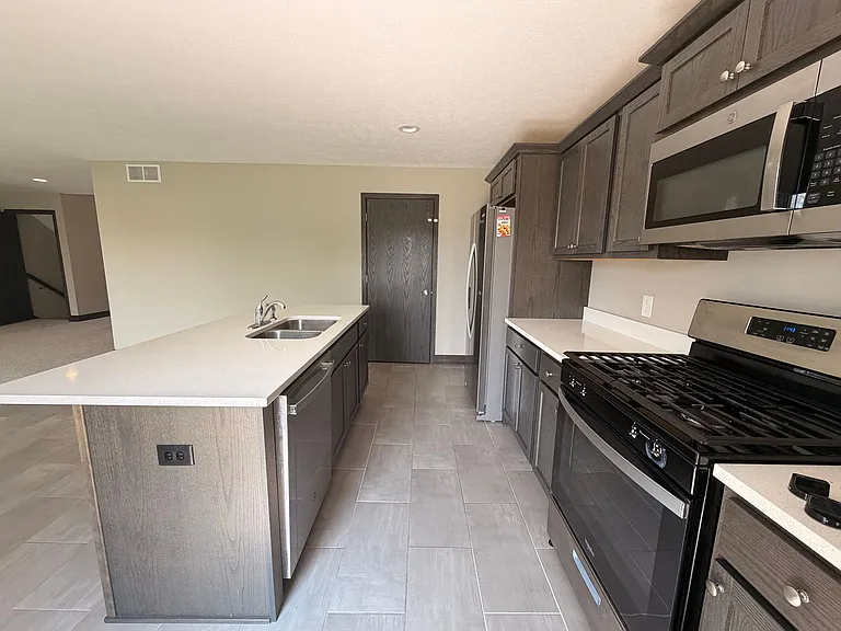 6830 Avalon Dr SE — Photo 2