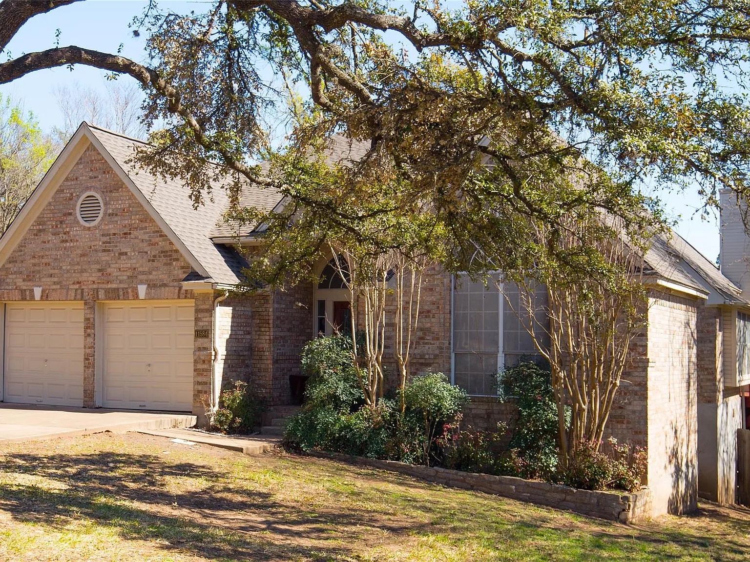4 bed, 2.0 bath, 2375 sqft, $2,798 — Photo 2