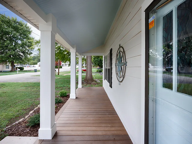 600 McCullough Ave NE — Photo 3