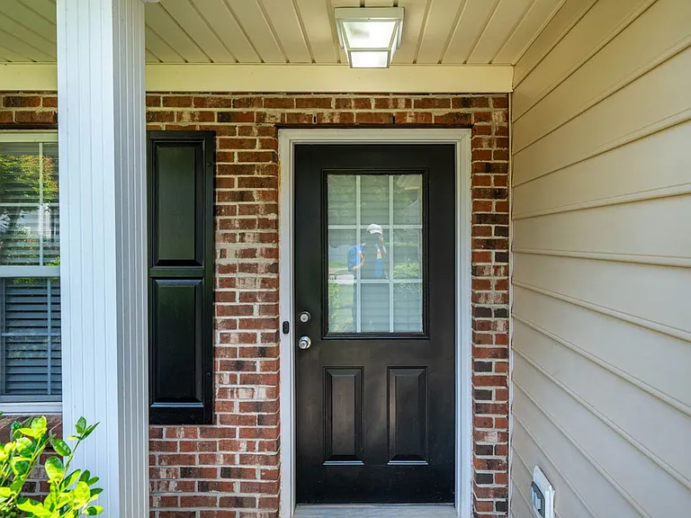 101 Thorncrest Dr — Photo 2