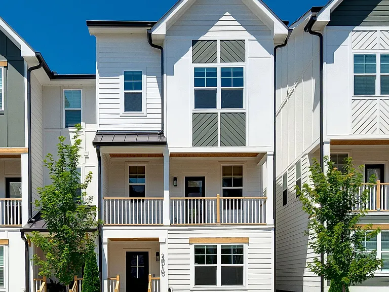 2010 Maple View Ln — Photo 1