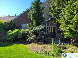 1015 Honeysuckle Rd, Walnutport, PA 18088
