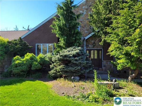 1015 Honeysuckle Rd, Walnutport, PA 18088