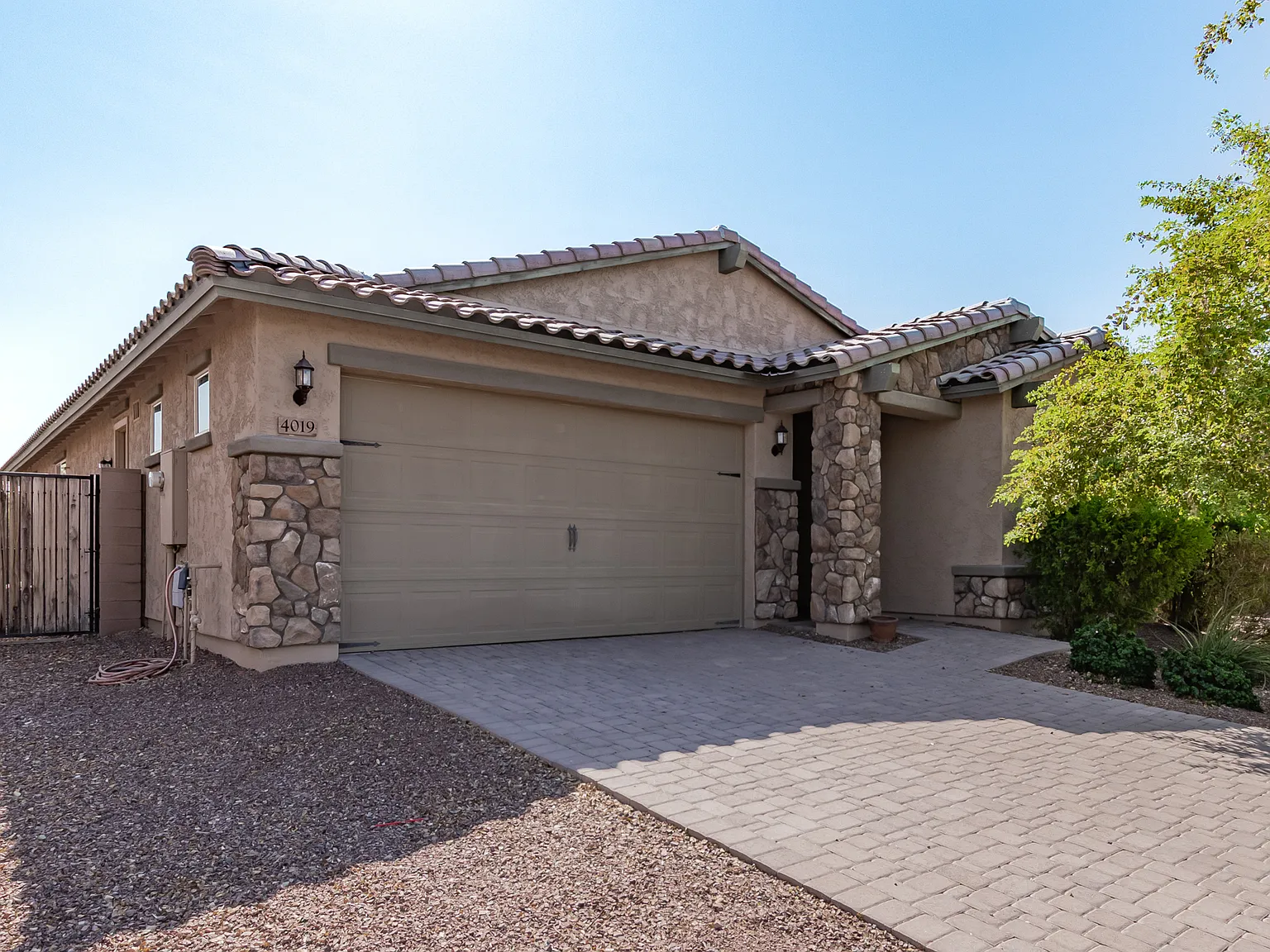 3 bed, 2032 sqft, $2,100 — Photo 1