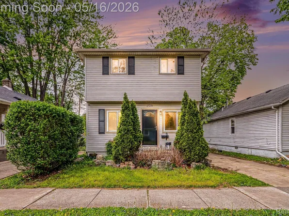 2126 Roslyn Rd, Grosse Pointe Woods, MI 48236