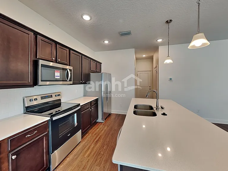 1099 Sky Lakes Dr — Photo 3