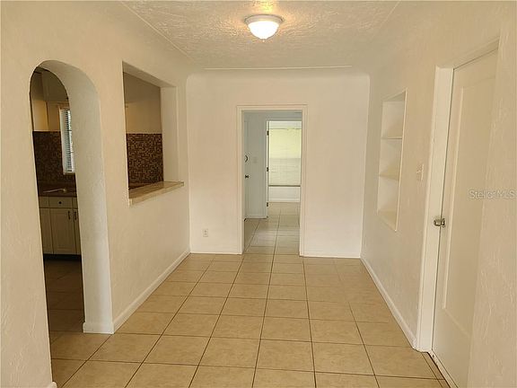 4th image of 923 Ivanhoe Way S