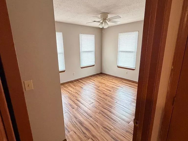 1030 E Walnut St — Photo 11