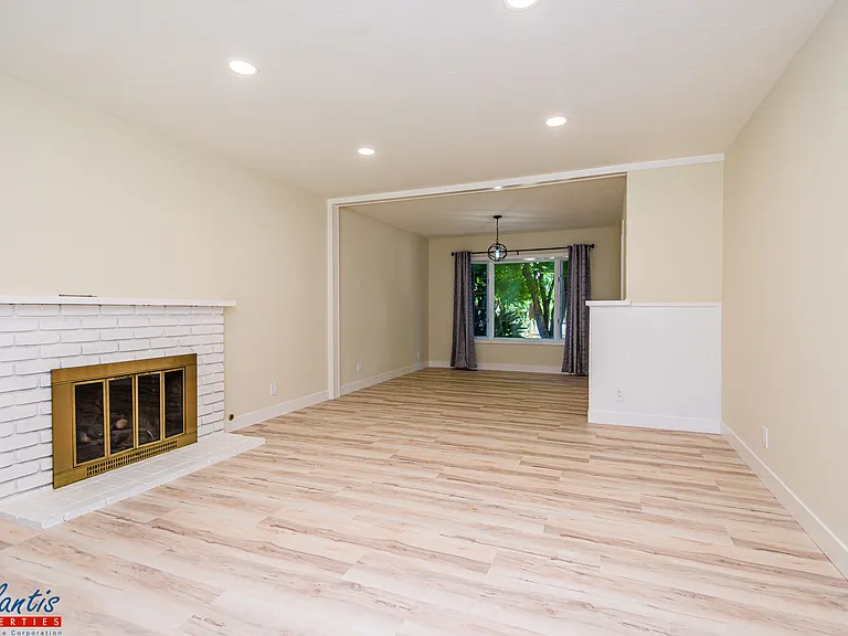 2566 Fairglen Dr — Photo 3