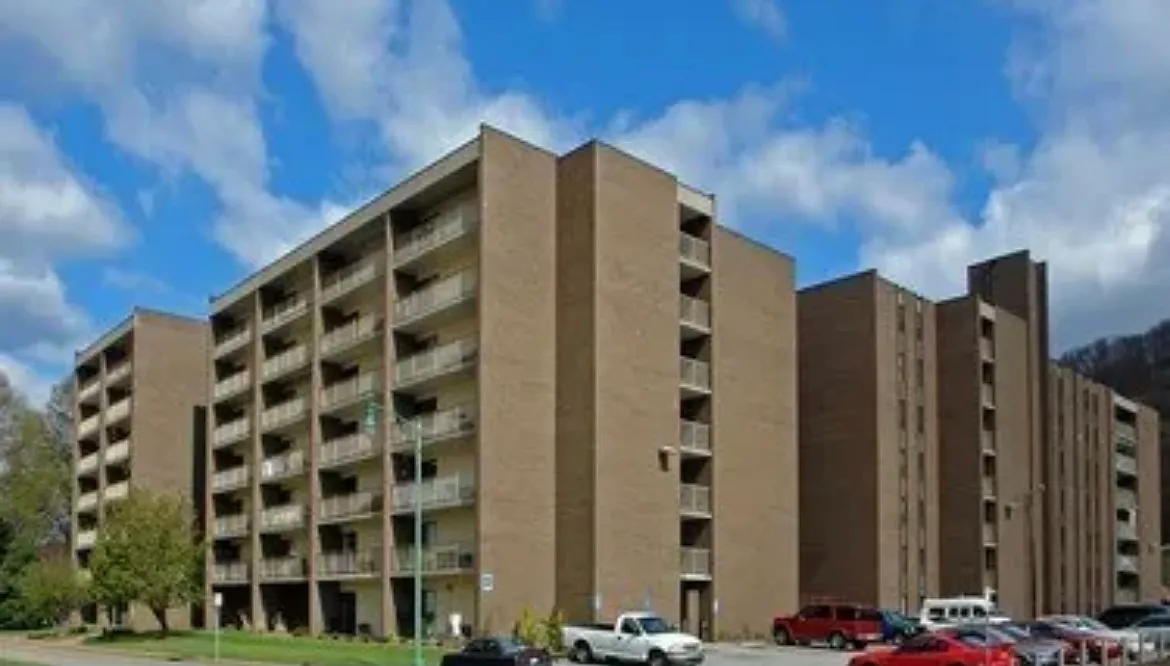 2106 Kanawha Blvd E — Photo 1