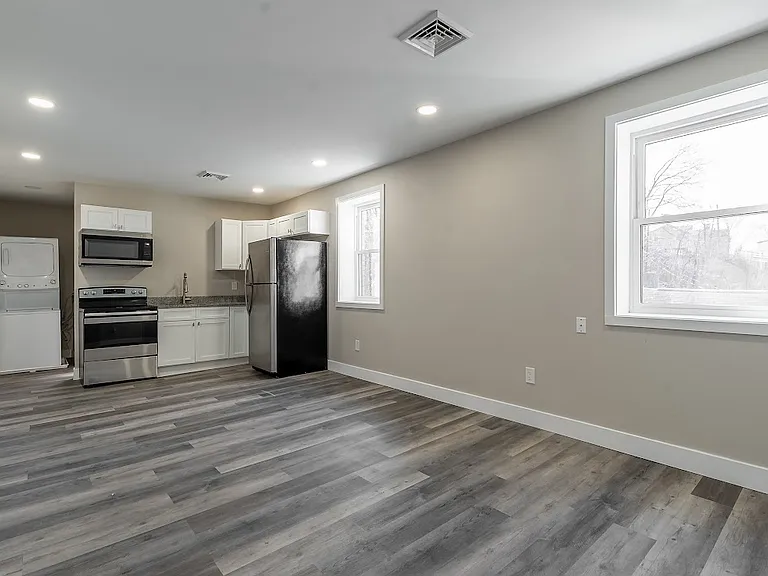 183 N Main St #7 — Photo 2