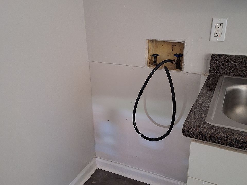 2nd image of 104-106-108 114 Chambers St NE #110-112-106A