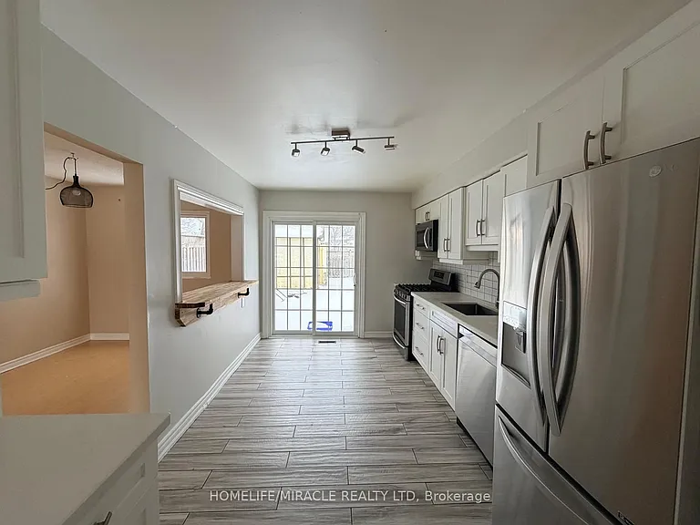 1391 Fenelon Cres — Photo 3