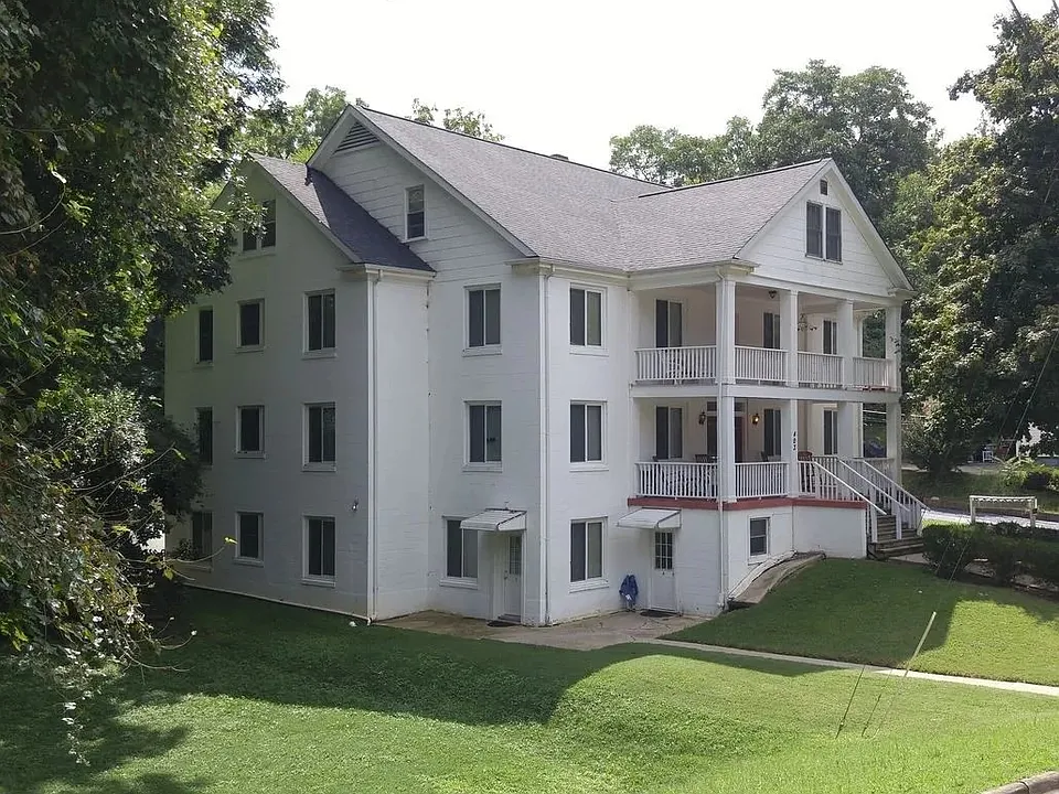 2nd floor apartment, convinently located near the front and back entrances