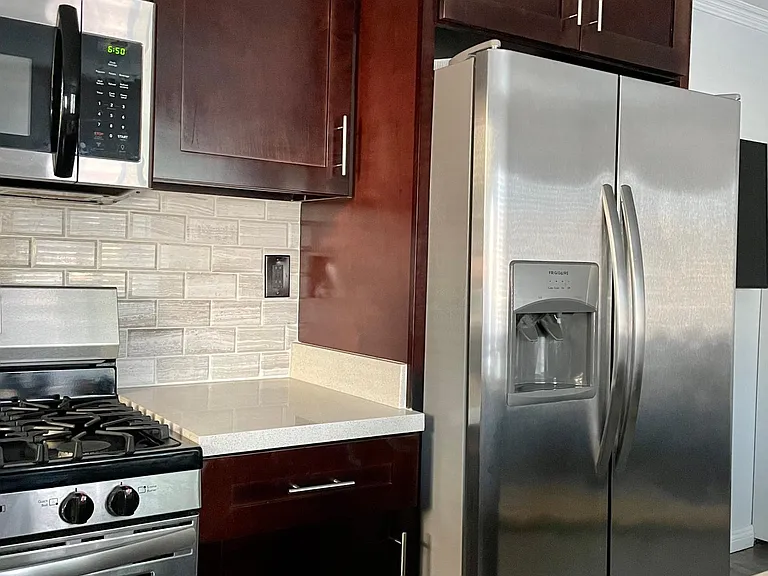 4313 Kenwood Ave — Photo 2