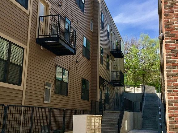 5th image of 221 Trowbridge St NE #401