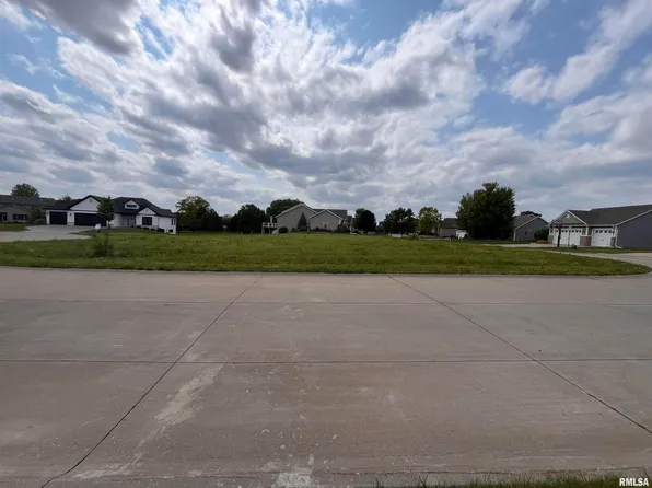 6466 Fairhaven Rd, Davenport, IA 52807