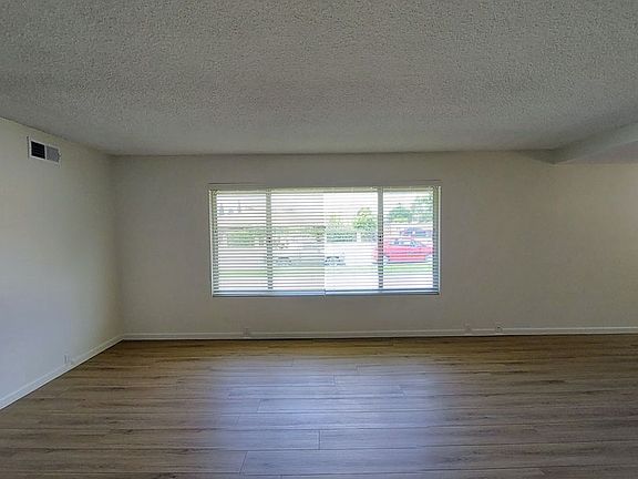 5th image of 11607 Vernon Ave