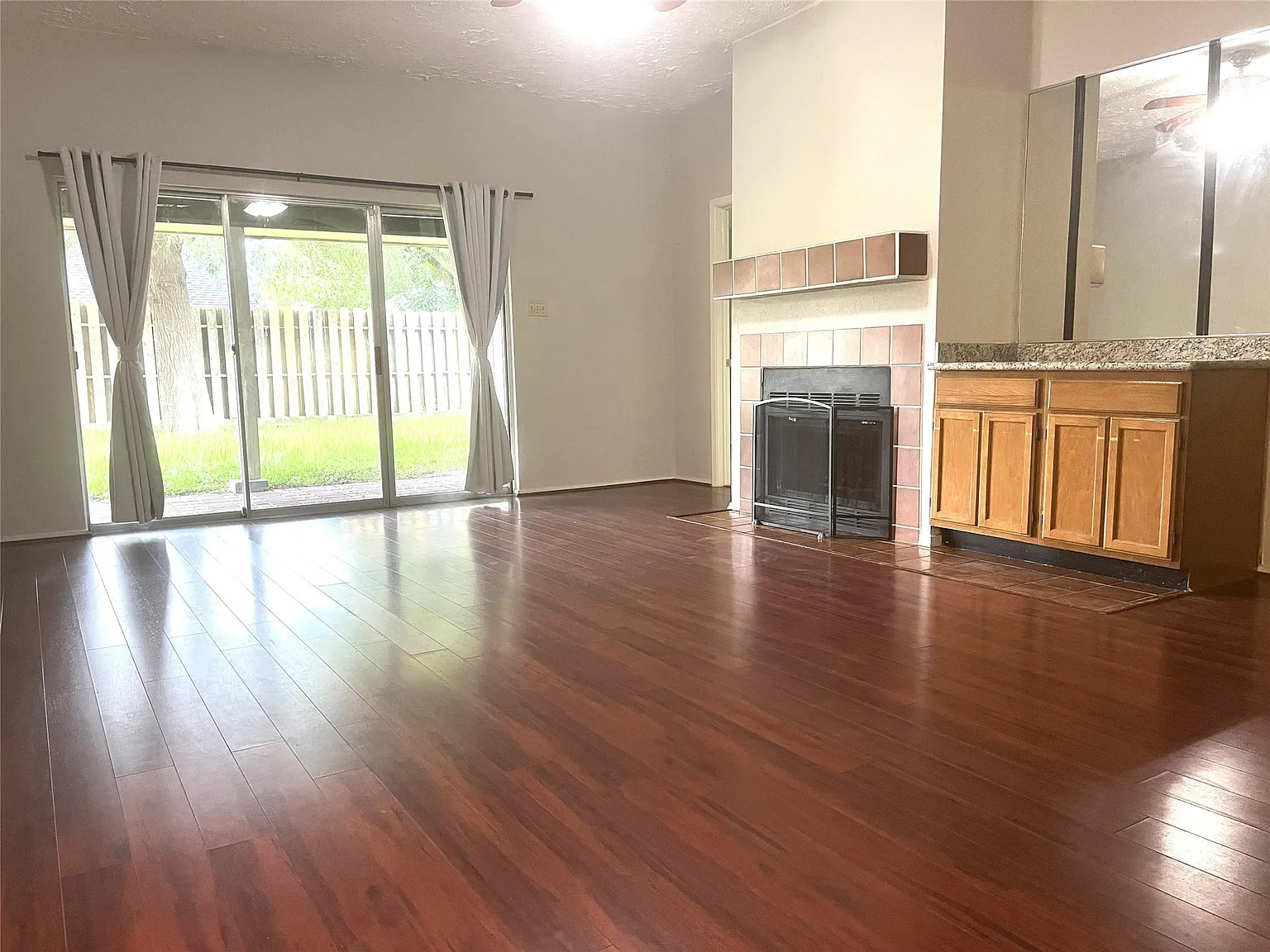 3 bed, 2.0 bath, 1444 sqft, $1,950 — Photo 3