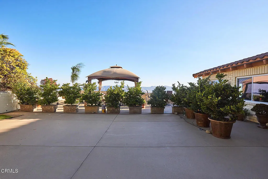 5 bed, 4.0 bath, 5734 sqft, $9,495 — Photo 4