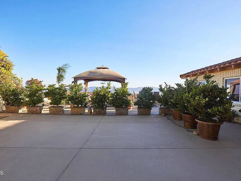 1234 E Tujunga Ave — Photo 4