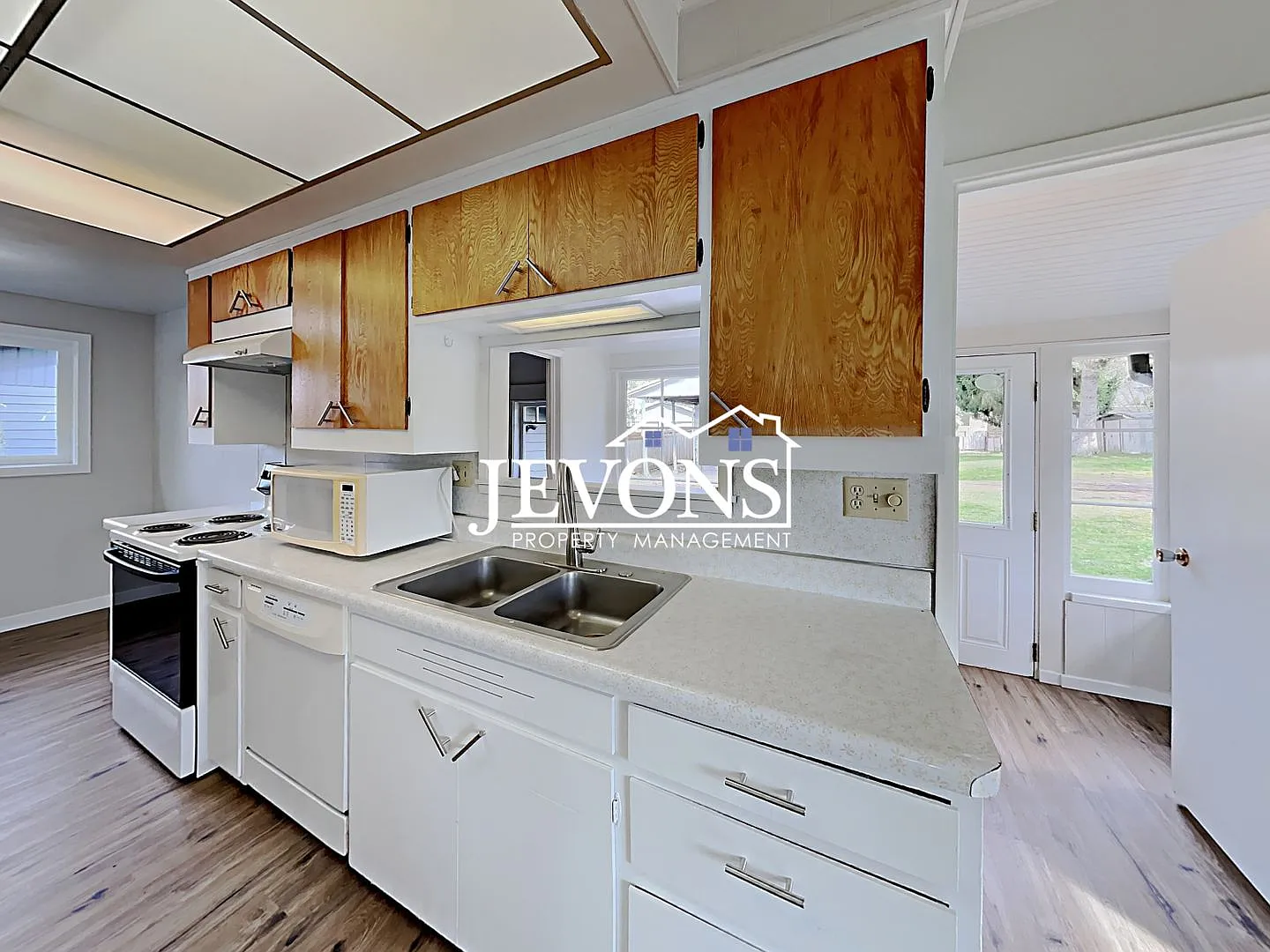 Beautiful Two-Story Single-Family Home in Newcastle — Photo 2