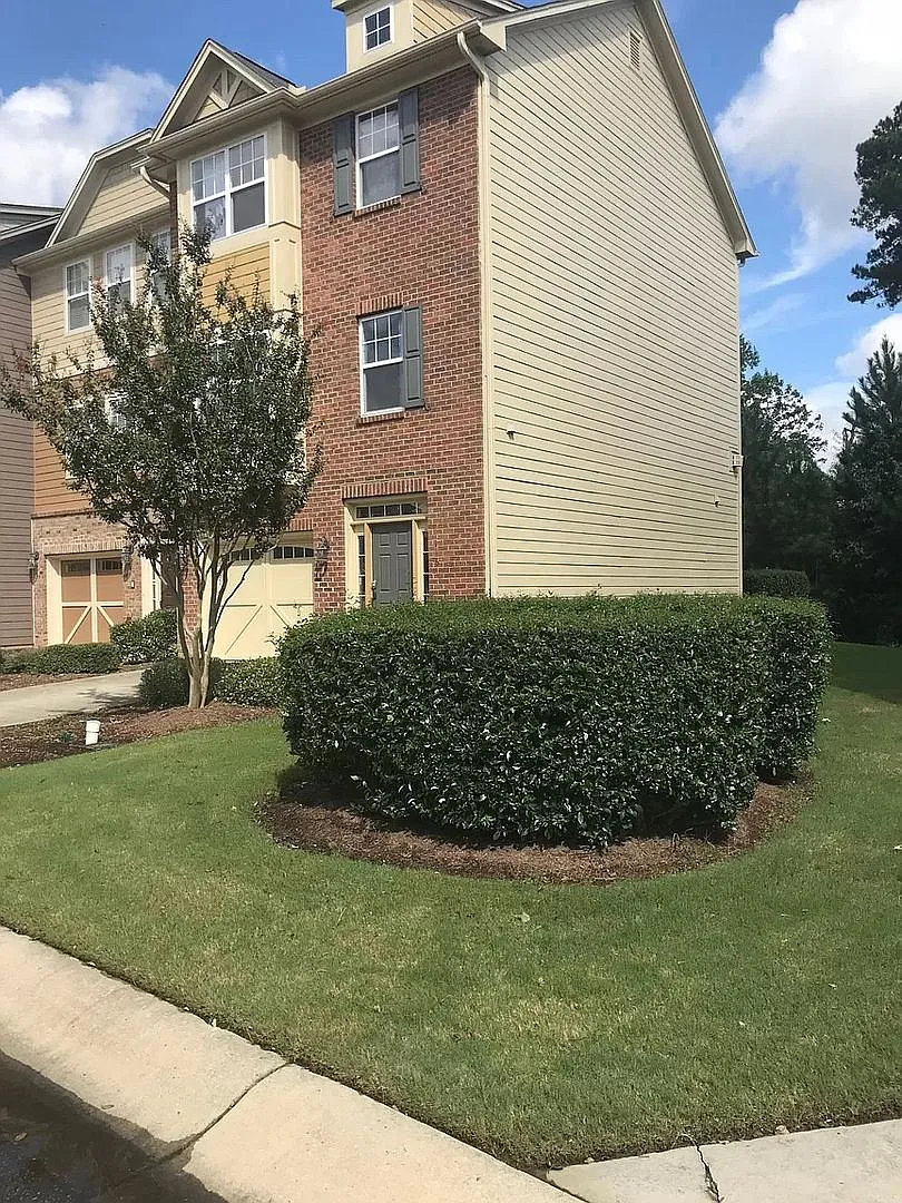 Room in 4 Bedroom Home at Linden Park Ln — Photo 3