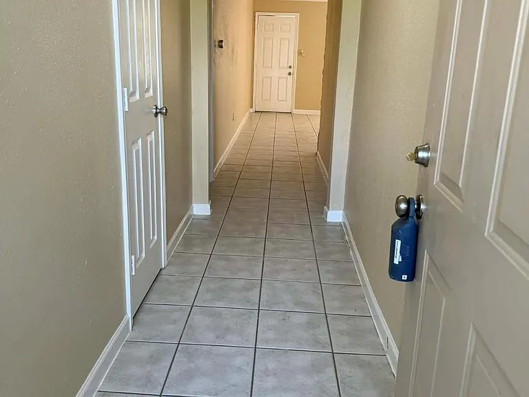 6122 S Greenpark Dr — Photo 2