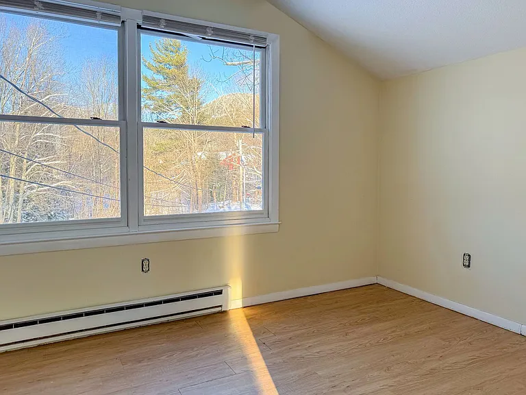 75 Chalet Hts — Photo 8