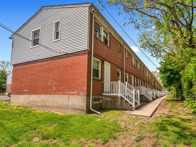 Savin Court Apartments — Photo 35