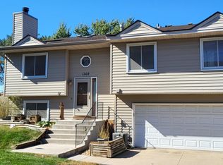 1302 Deercliff Ln, Eagan, MN 55123