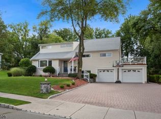 11 Ridge Ct, Cedar Grove, NJ 07009