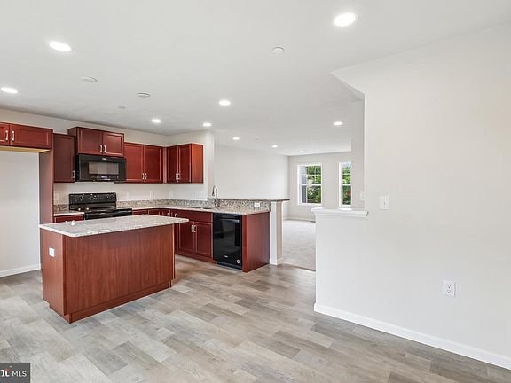 3rd image of 142 Highpoint Park Dr