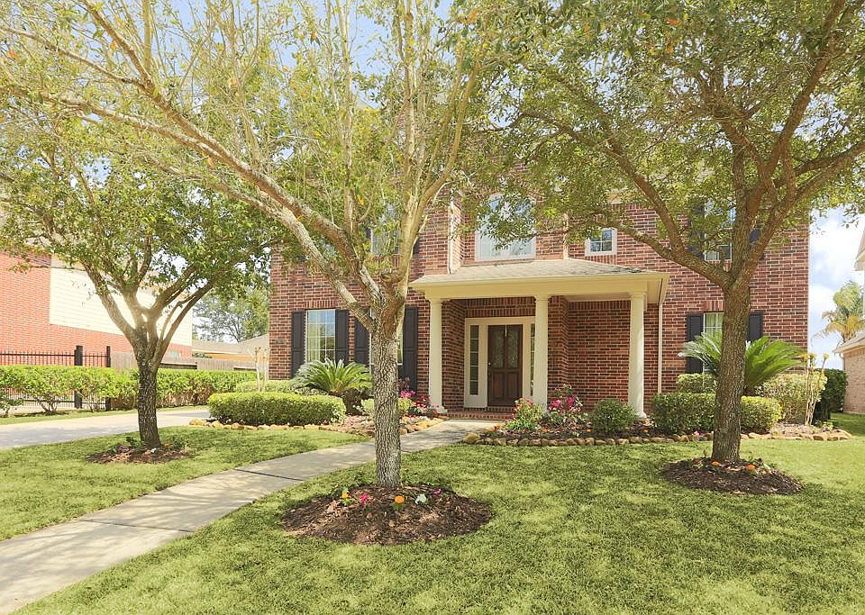 2808 CREEK BEND DRIVE... Welcome Home! Perry built home in Autumn Creek. Home has 3014 sq.ft., mature landscaping and sprinkler system.