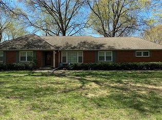9300 Mohawk Ln, Leawood, KS 66206