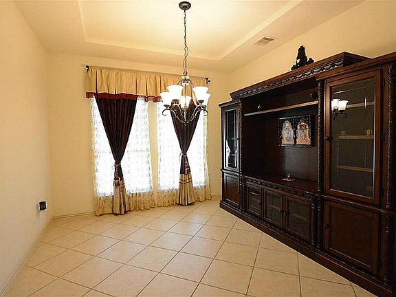 5th image of 13323 Mablehurst Dr