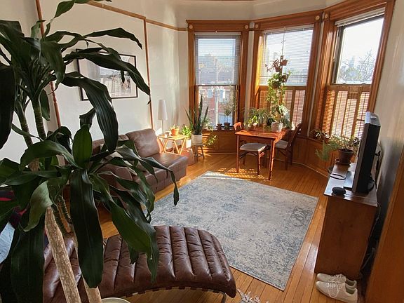2nd image of 421 W Belden Ave APT 3